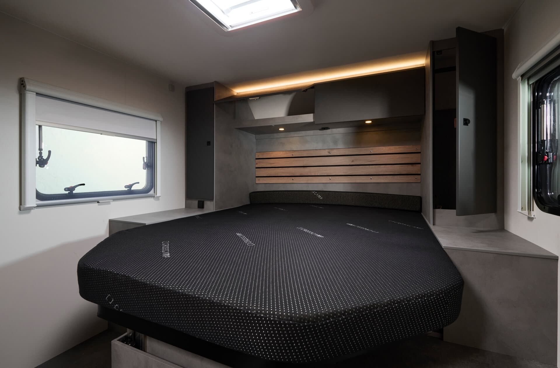 Chambre arrière avec grand lit et rangements de l’EXPDN 7.4