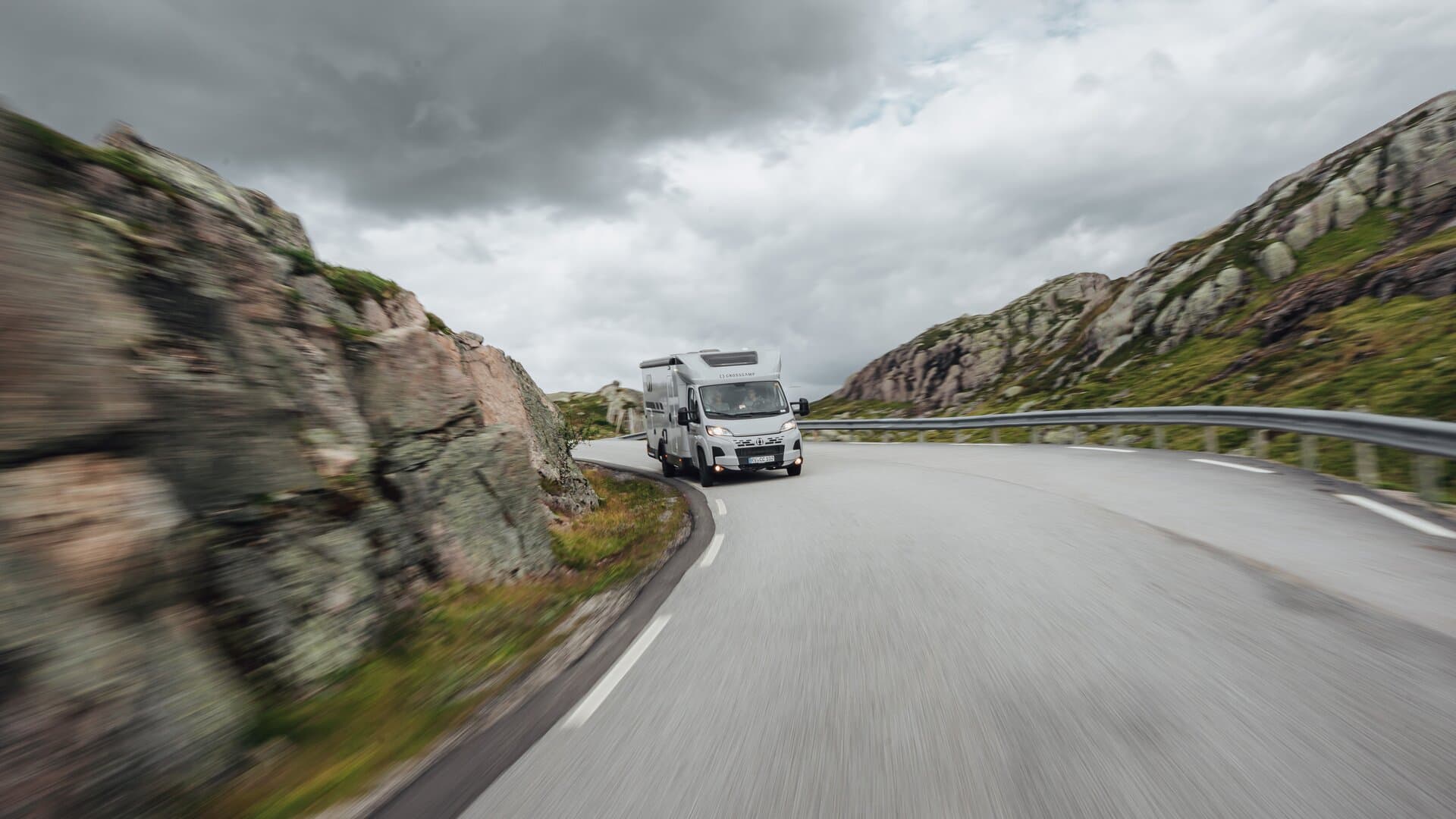 Camping-car profilé Crosscamp EXPDN 7.4 E gris sur une route de montagne en Norvège