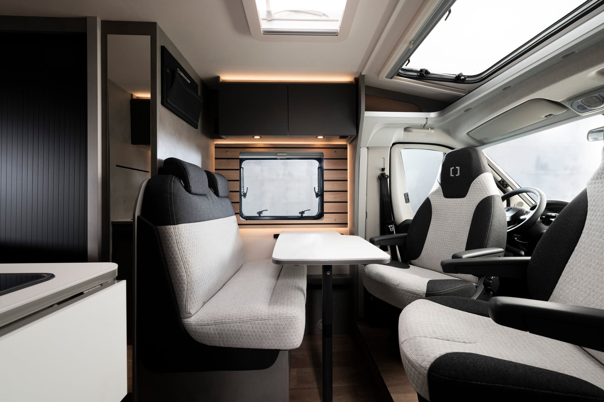 Salon face à la route et sièges cabine pivotés de l’EXPDN Van 6.6 E